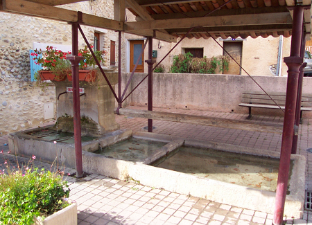 Oraison, fontaine et lavoir alimentés par la mine d'eau de la Boucharde