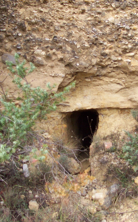 Oraison : Ancienne mine d'eau, la galerie est creusée sous le poudingue, dans les marnes argileuses.